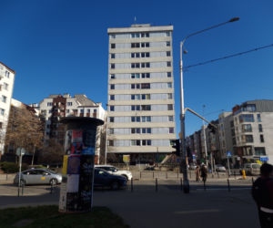 Trzonolinowiec - wieżowiec przy Kościuszki we Wrocławiu z lat 60. przed remontem