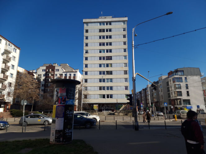 Trzonolinowiec - wieżowiec przy Kościuszki we Wrocławiu z lat 60. przed remontem