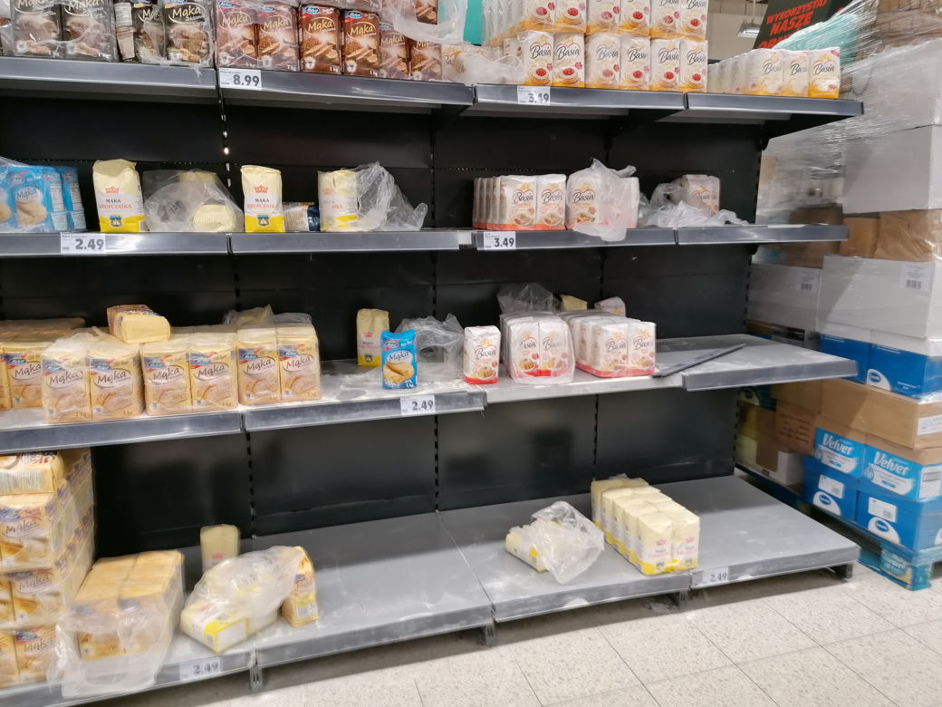 Mieszkańcy wpadli w panikę. Puste półki w sklepach