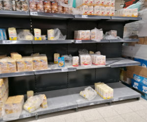 Mieszkańcy wpadli w panikę. Puste półki w sklepach