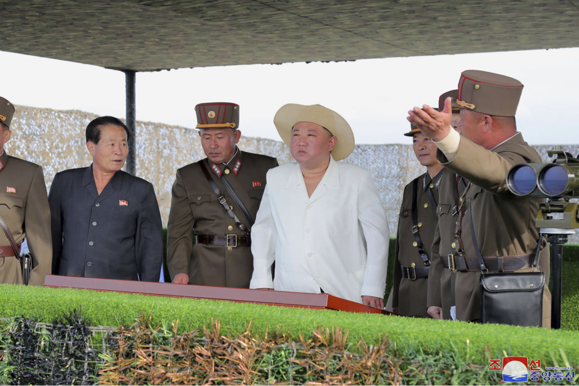  Kim Dzong Un zmienia stylówkę! Drwinom nie ma końca. "Jak influenserka na wakacjach"
