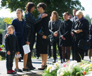 Na Wspólnej 2195. Pogrzeb Adama. Weronika (Renata Dancewicz), Antosia (Gabrysia Jeżółkowska), Kacper (Jakub Koba), Kinga (Ilona Wrońska)