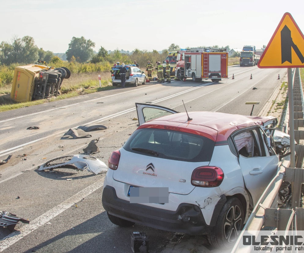 Citroen zderzył się czołowo z wywrotką. Groźny wypadek pod Oleśnicą