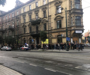 Kraków. Gigantyczne kolejki w punktach sprzedaży biletów MPK [ZDJĘCIA]