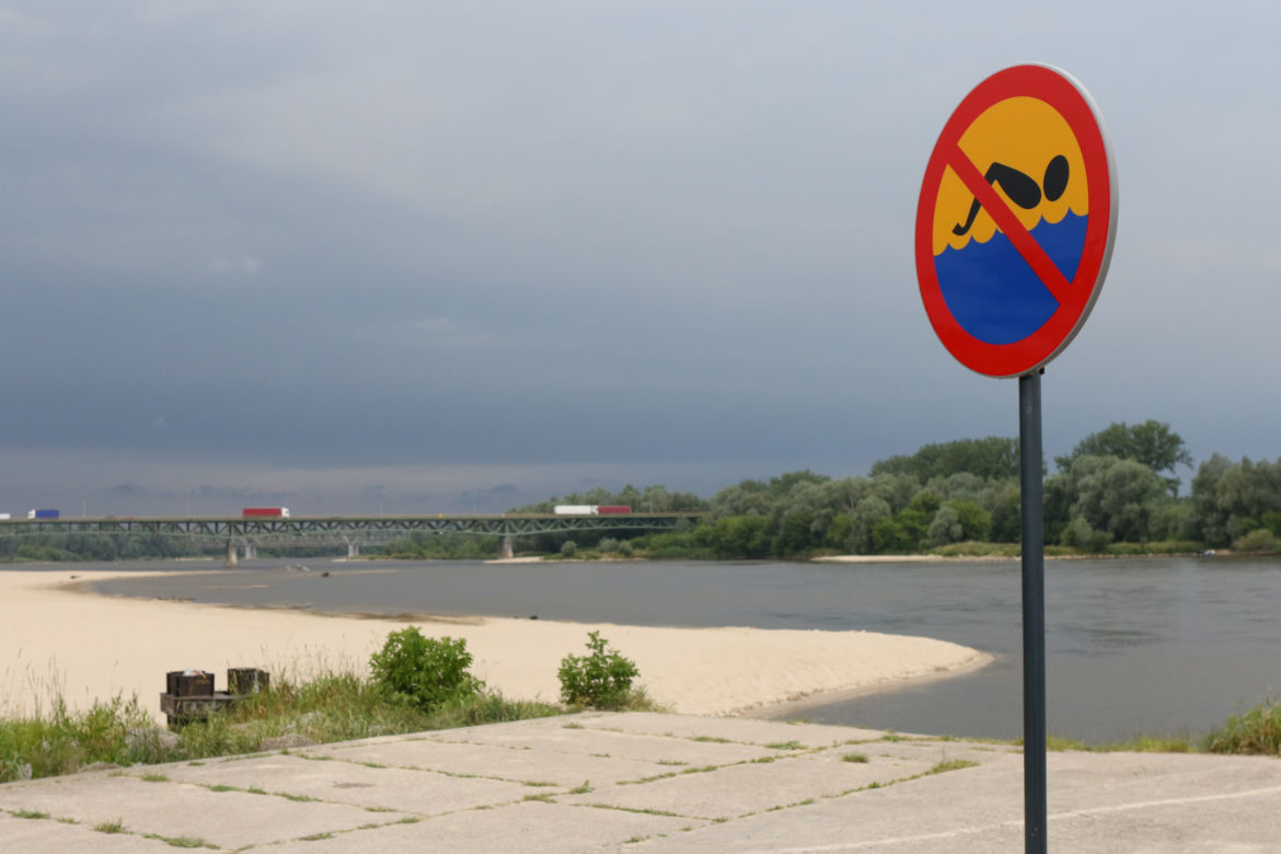 Na plaży w Górze Kalwarii stanął znak zakazu pływania. "Szkoda, że po tragedii"