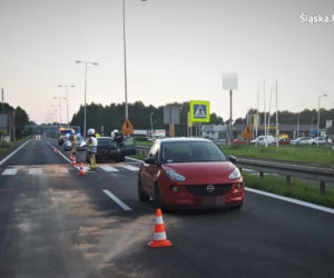 Wypadek w Mikołowie. BMW wjechało w opla! Samochód stoczył się na matkę z dziećmi [ZDJĘCIA]