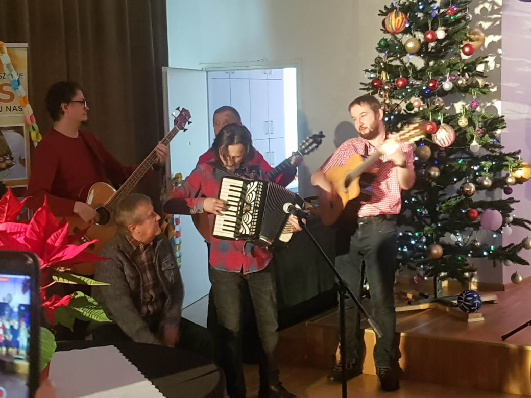 Pracownicy Pałacu Młodzieży śpiewają pastorałkę