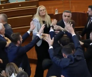 Posłanka obrzuciła premiera jajkami! Wideo hitem sieci