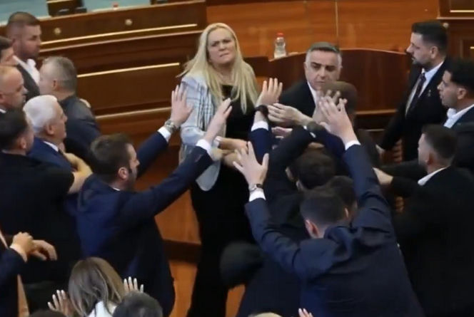 Posłanka obrzuciła premiera jajkami! Wideo hitem sieci