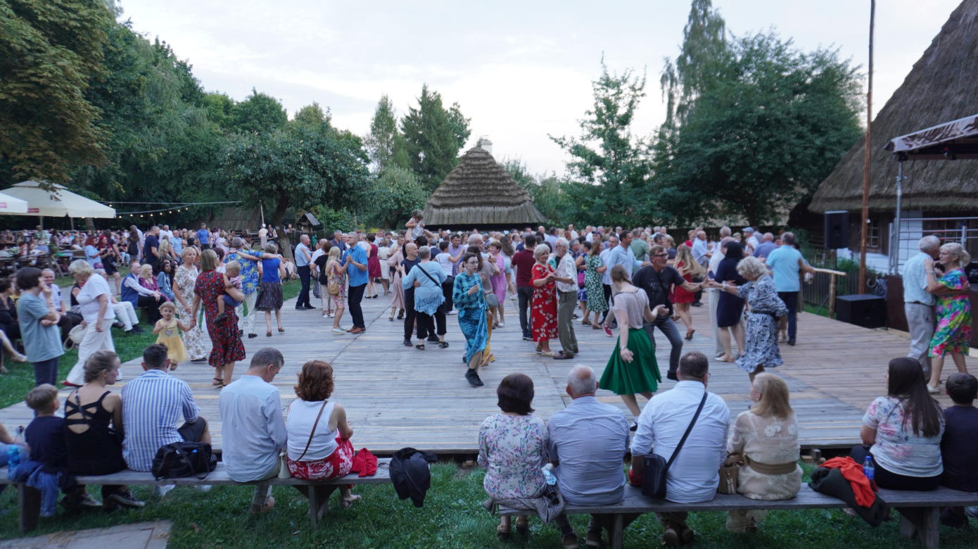 „Tańcowali” na parkiecie w Muzeum Wsi Lubelskiej aż miło było patrzeć! FOTORELACJA z sobotniej potańcówki