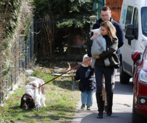 Kasia Tusk z rodziną odwiedziła rodziców. Tylko zobacz, co trzymała w ręku jej córka 