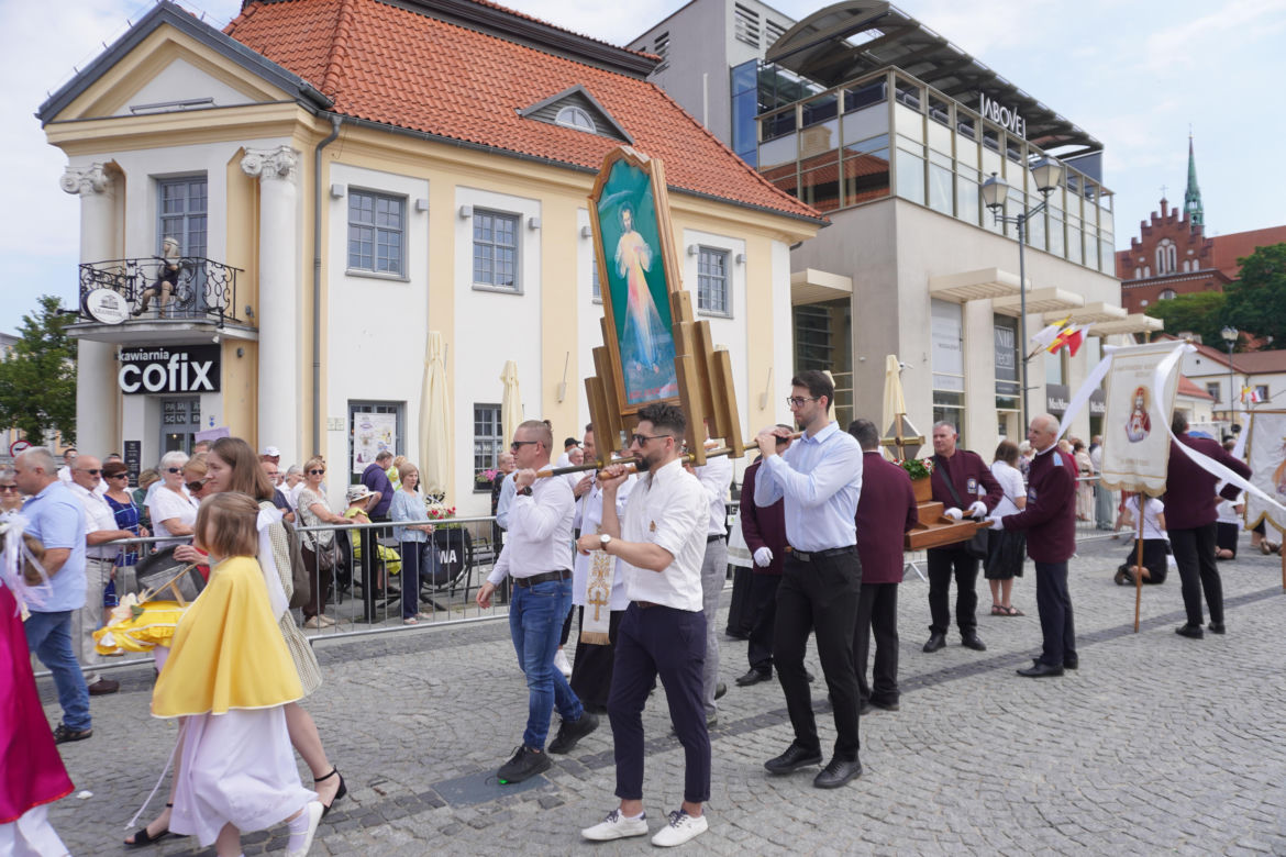 Boże Ciało 2024. Tłumy wiernych przeszły w procesji ulicami Białegostoku