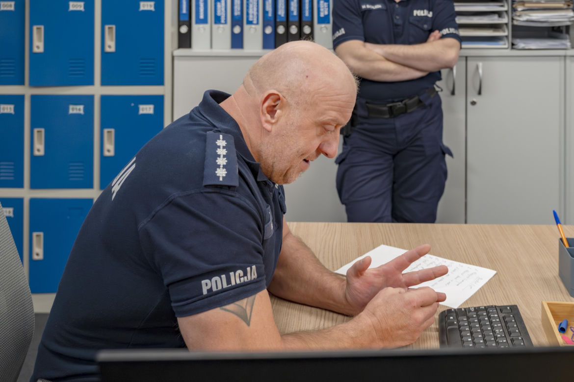 "Policjantki i Policjanci", odcinek 1386: Mikołaj Białach martwi się o stan zdrowia Oli, która ponownie trafiła do szpitala