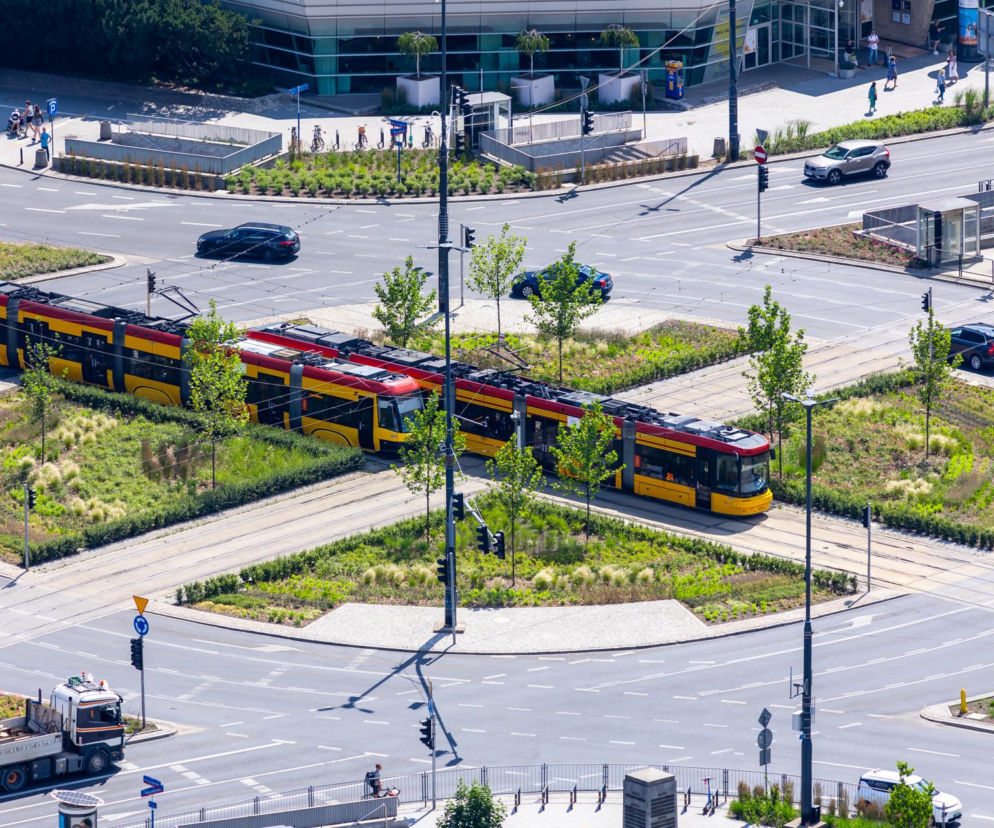 Rondo Dmowskiego z tramwajami, jezdniami i zielenią. O zmianach w centrum Warszawy przeczytasz na serwisie Architektura.