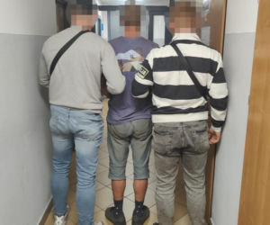 Zemścił się na znajomym, strzelając z kuszy i atakując nożem. Sprawca z Warszawy aresztowany