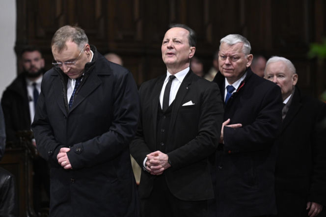 Msza za ofiary Smoleńska w Archikatedrze. Obecni Nawrocki i Kaczyńska