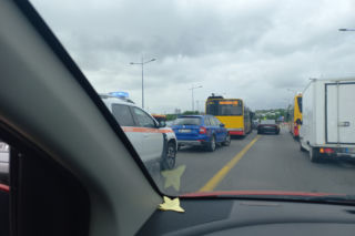 Wypadek na Moście Łazienkowskim - doszło do zderzenia osobówki z autobusem