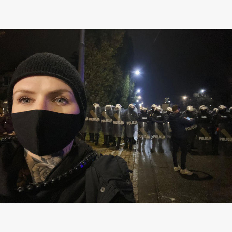 Karolina Opolska nową prowadzącą w TVP Info. Uwagę przykuwa ogromny tatuaż na szyi