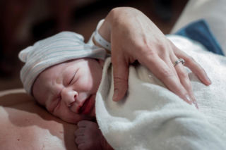 Co noworodek wie o swojej mamie? Dziecko jest mądrzejsze niż myślisz