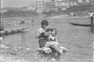 Kąpiel w Wiśle, a w tle Wawel. Tak odpoczywano w Krakowie prawie 100 lat temu!