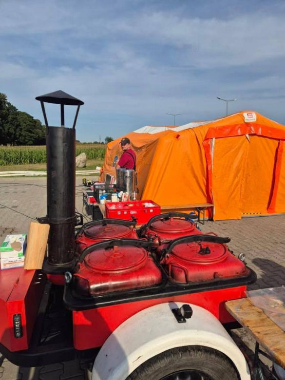 Kawle. Strażacy usuwają zniszczenia po pożarze hali przetwórstwa drobiu. W akcji robot gaśniczy i drony