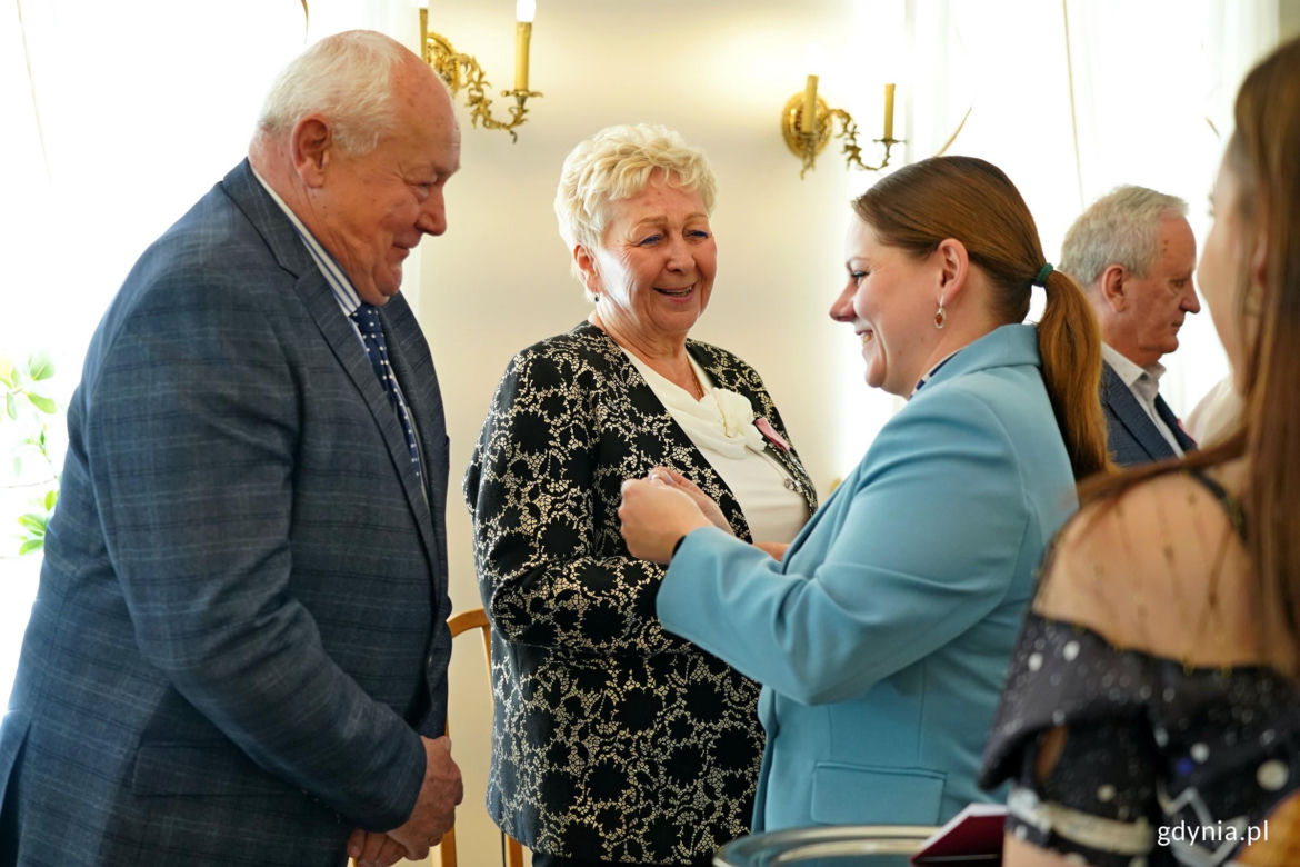 Prezydent Aleksandra Kosiorek i Agata Lipińska, zastępczyni kierownika Urzędu Stanu Cywilnego w Gdyni uhonorowały małżeństwa z długim stażem