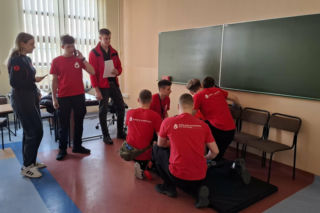 Wiedzą jak ratować! Na Uniwersytecie Kaliskim odbyły się II Mistrzostwa Szkół Ponadpodstawowych w Pierwszej Pomocy