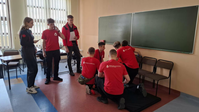 Wiedzą jak ratować! Na Uniwersytecie Kaliskim odbyły się II Mistrzostwa Szkół Ponadpodstawowych w Pierwszej Pomocy