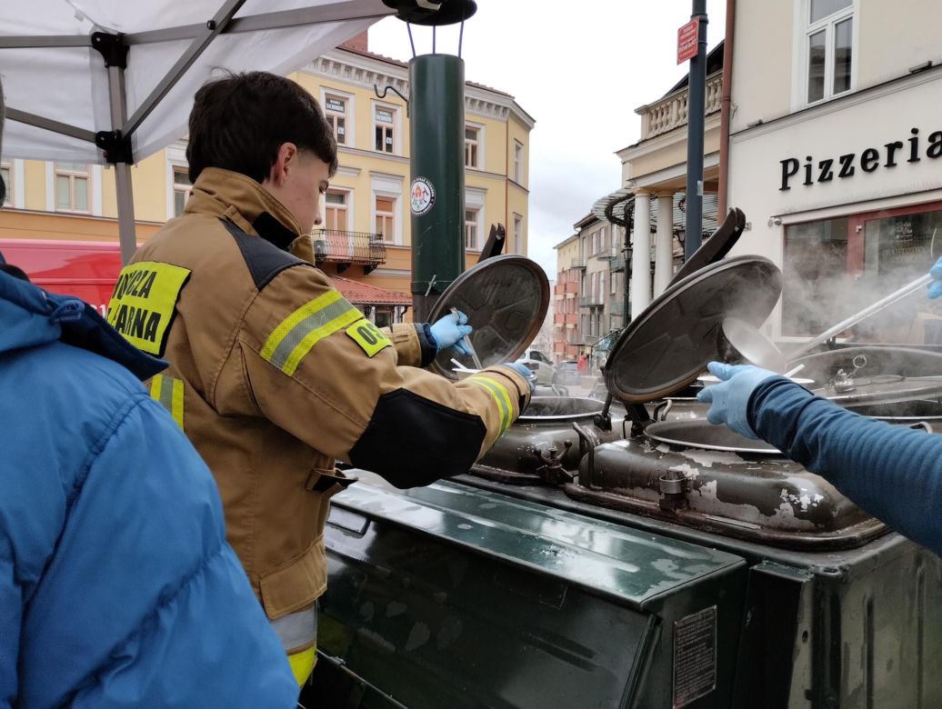 WOŚP 2024. Dziennikarze Radia ESKA rozgrzewają Tarnów pysznym żurkiem!
