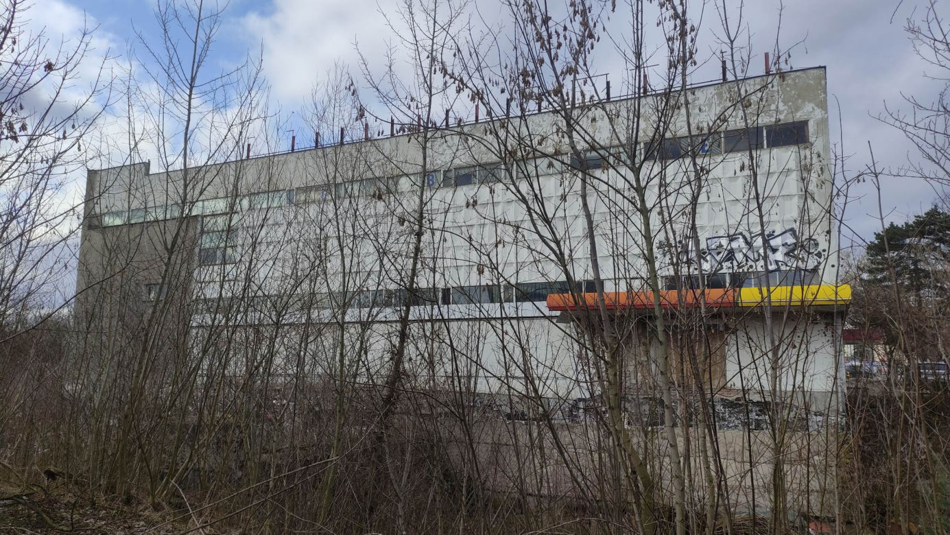 Uniwersam w centrum Torunia. Teren przestanie straszyć?
