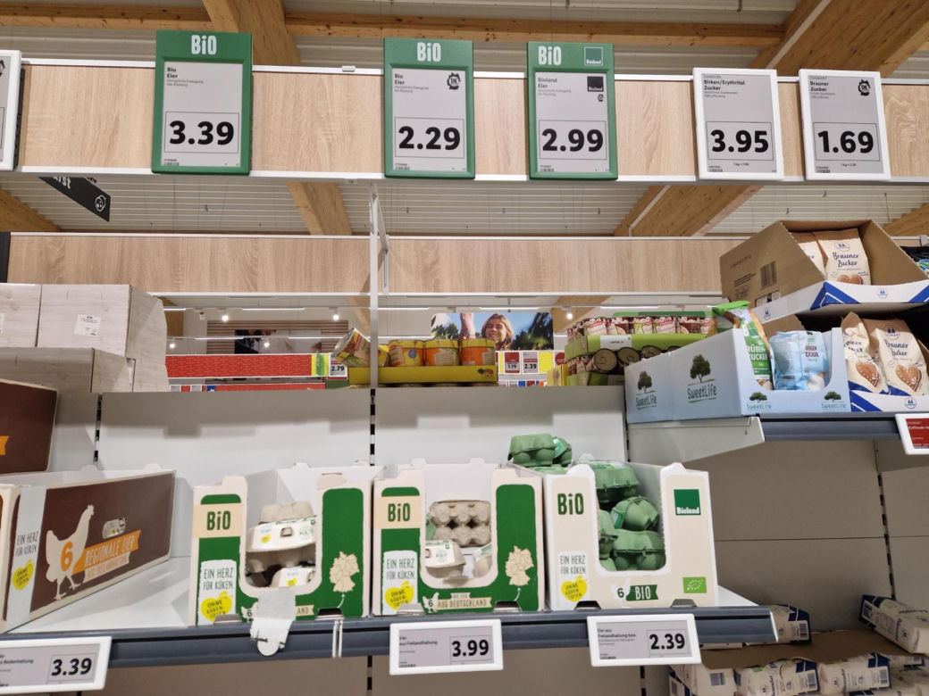 Porównaliśmy ceny w polskim i niemieckim markecie. Gdzie zarobimy tańsze zakupy na Wielkanoc? 