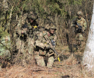 Brytyjscy żołnierze, ćwiczenia na poligonie