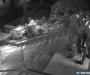 Przyszedł na KOMENDĘ i zapalił skręta z marihuany. Policja była BEZWZGLĘDNA!