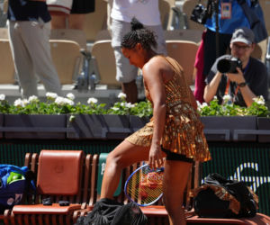 Naomi Osaka szokuje strojem na Roland Garros