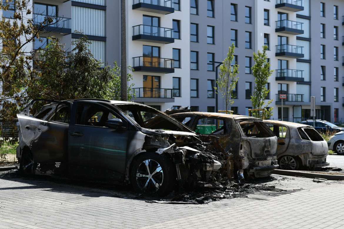  Pożar na parkingu w Gdańsku. Doszczętnie spłonęły trzy auta