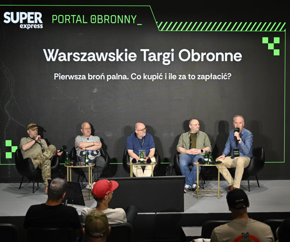 Panel dyskusyjny z ekspertami podczas Warszawskich Targów Obronnych, gdzie prelegenci omawiają zakup pierwszej broni palnej. Michał Sitarski, Jarosław Lewandowski, Michał Kwiatkowski i Łukasz Warzecha debatują nad wyborem i kosztami, co można przeczytać na naszym portalu.