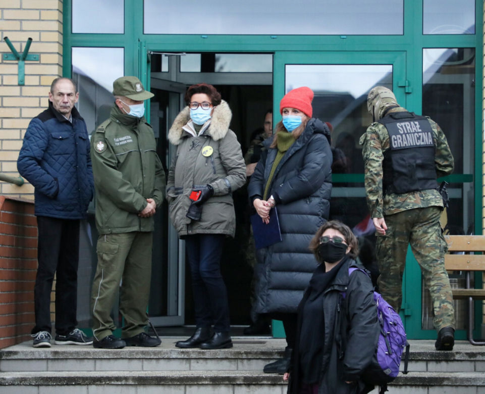 Pierwsze damy Jolanta Kwaśniewska i Anna Komorowska w Michałowie. Wzięły udział w akcji "Matki na granicę"