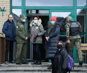 Pierwsze damy Jolanta Kwaśniewska i Anna Komorowska w Michałowie. Wzięły udział w akcji Matki na granicę