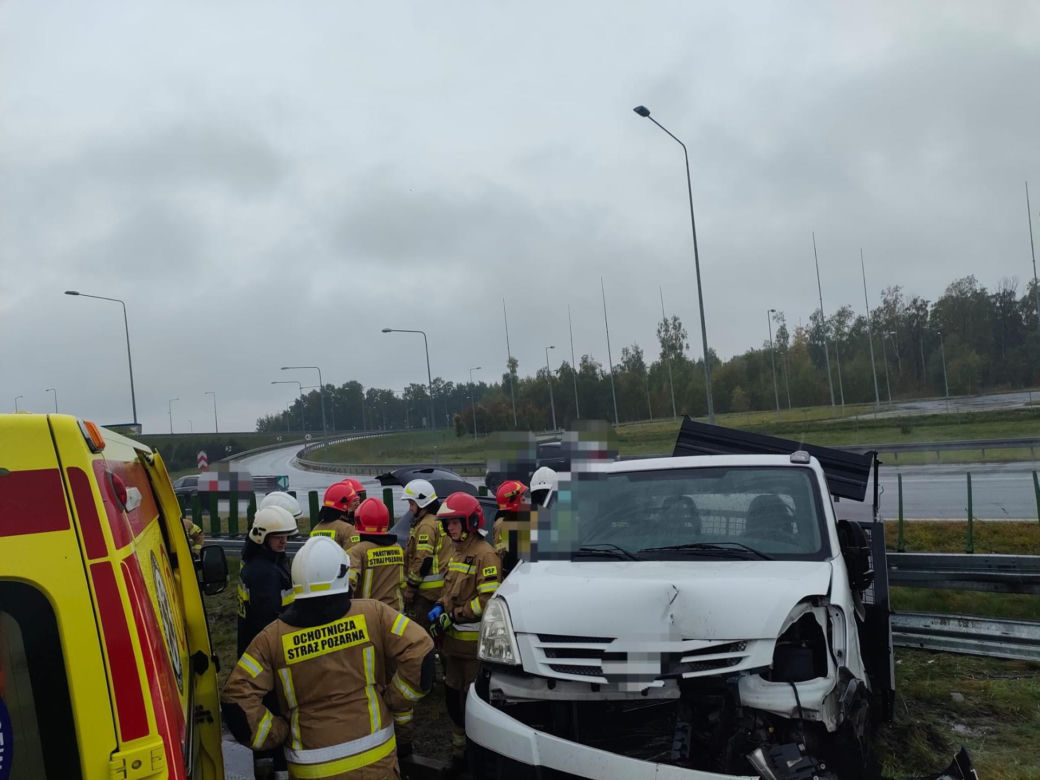 BMW rozbite w wypadku na A1! 39-latek huknął w dwa pojazdy obsługi autostrady [ZDJĘCIA]
