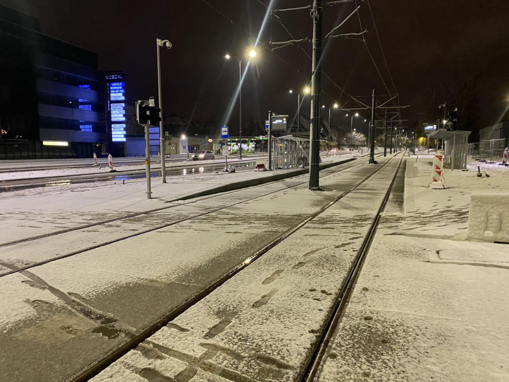 Zima zaatkowała w Olsztynie. Na ulicach zrobiło się biało [ZDJĘCIA]