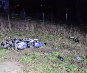 Płock. Osobówka ZDERZYŁA SIĘ z motocyklem! Jedna osoba w stanie ciężkim! [ZDJĘCIA]