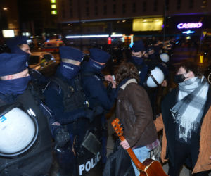 Co policjant dał temu mężczyźnie?!