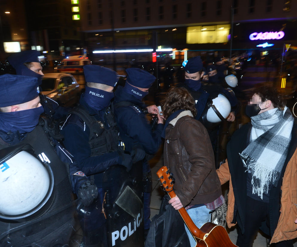 Co policjant dał temu mężczyźnie?!