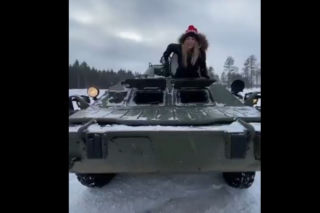 Wojna na Ukrainie. Uczą cywilów, jak prowadzić wóz bojowy [WIDEO]