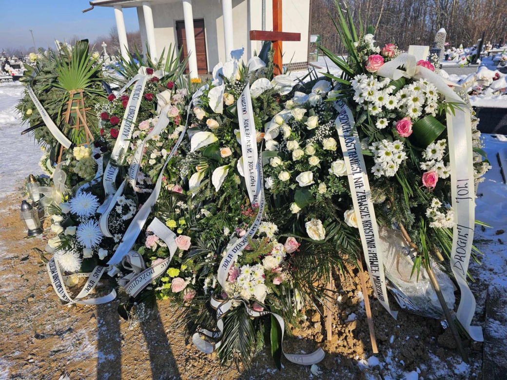 Grób młodziutkiej chórzystki Joli tonie w kwiatach