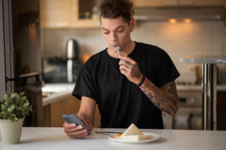 Jesz w ten sposób każdego dnia? Jeden nawyk przy stole sprawia, że tyjesz