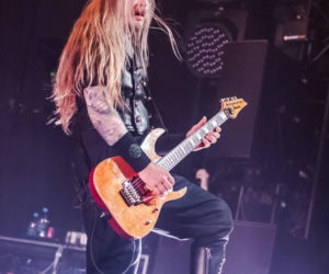 Skrupulatnie wyreżyserowany groteskowy spektakl okraszony nutą surrealizmu – Avatar zawładną Warszawą [RELACJA]