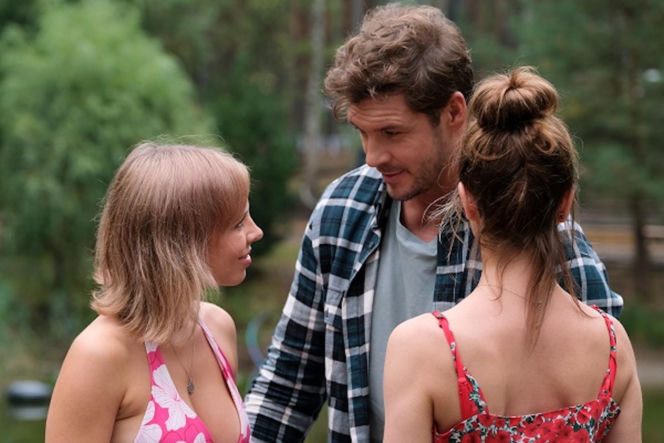 M jak miłość, odcinek 1904. Marcin (Mikołaj Roznerski), plażowiczki (Monika Szczepańska i Laura Lis