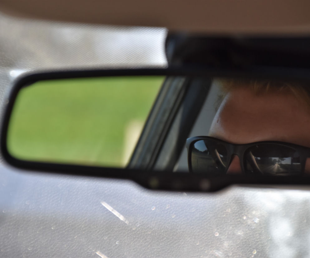 Opole. Wypadek pod strażą pożarną. Kierowca przestraszył się pająka i wjechał w latarnię