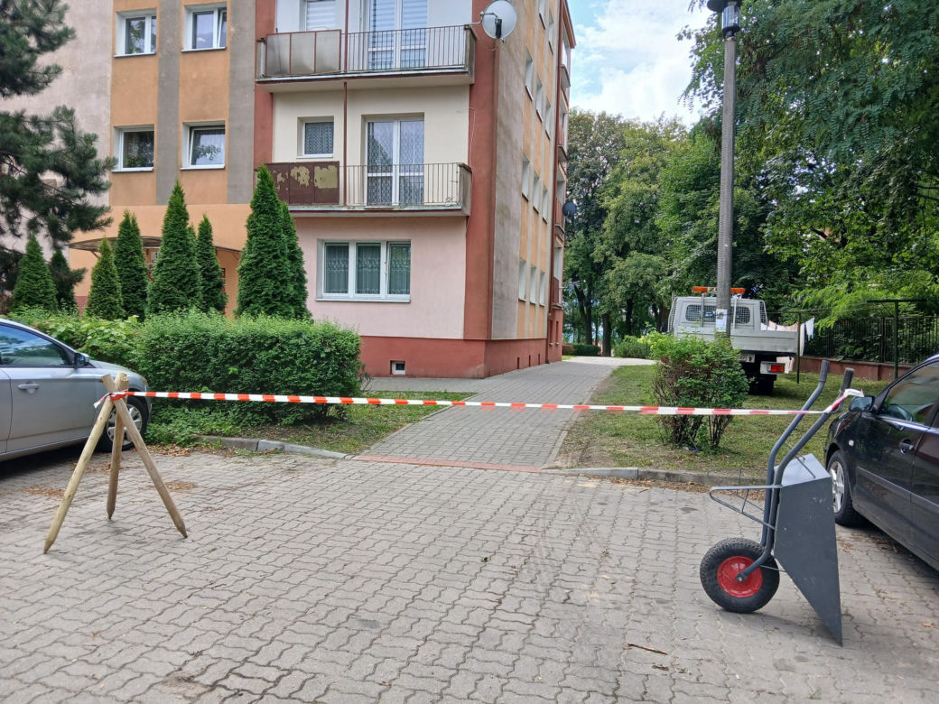 Tafla szkła rozbita w piaskownicy